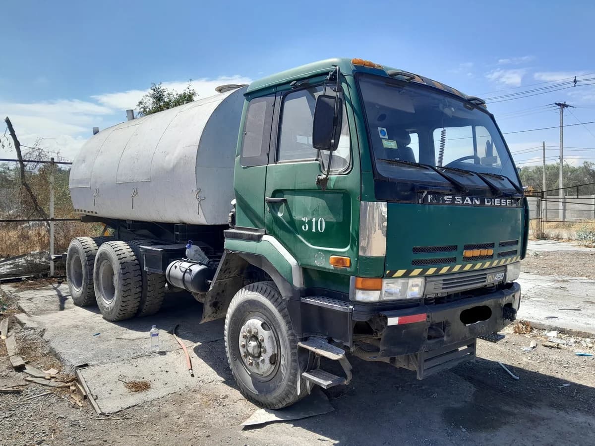 Camión Aljibe Nissan CWB-450 HDLA Año 1996 - Imagen 2