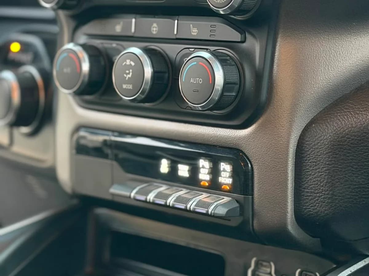 RAM 1500 3.6 3.6 4X4 QUAD CAB DOB. CAB. AT 4P 2020 - Imagen 17