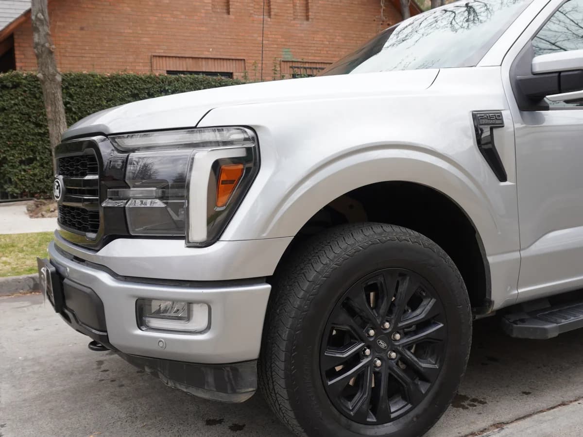 FORD F 150 LARIAT BLACK 5.0 V8 2025 Facturable - Imagen 11
