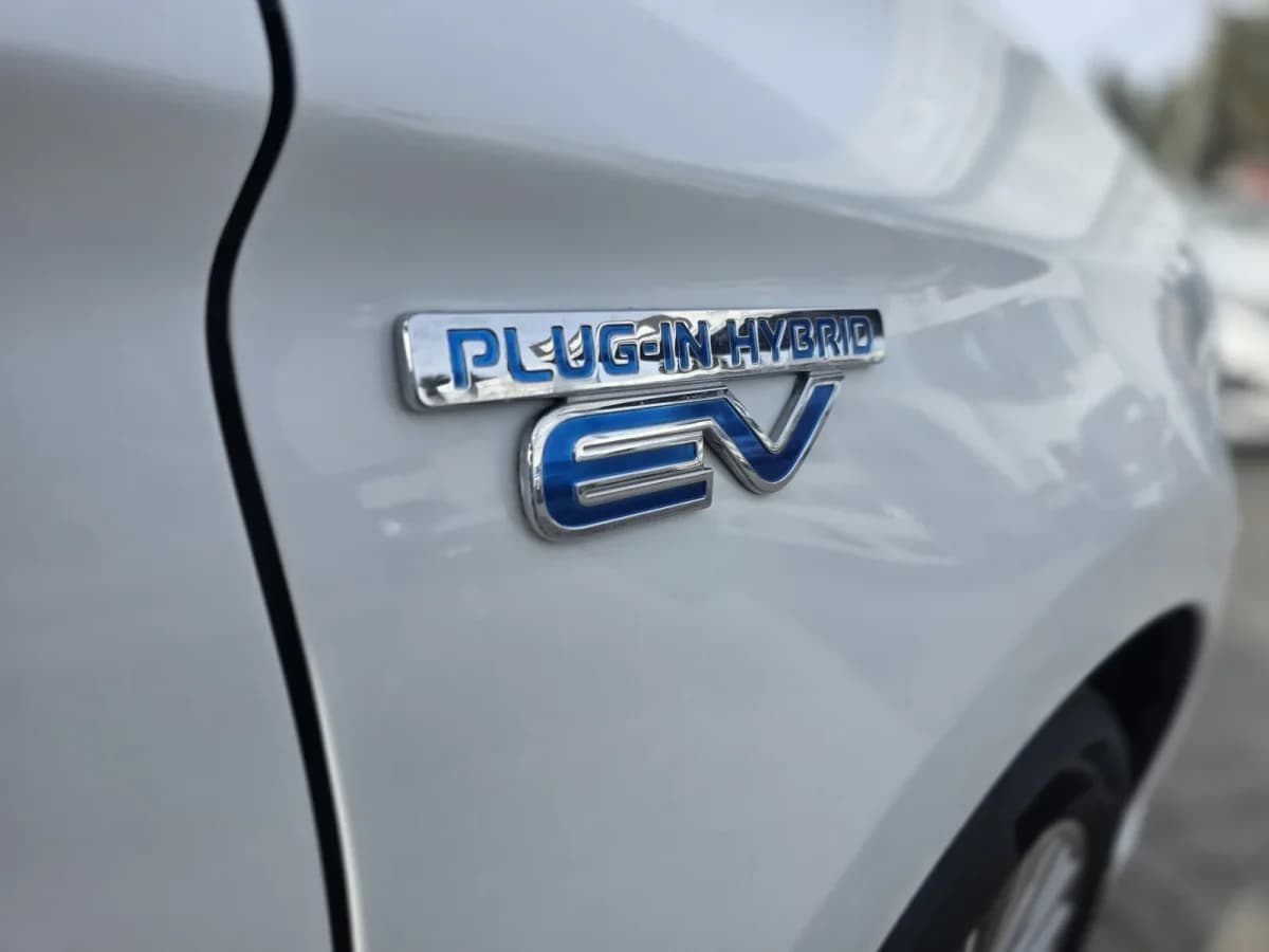MITSUBISHI OUTLANDER 2.4 GLX HIBRIDO 4X4 AT 5P 2021 - Imagen 4