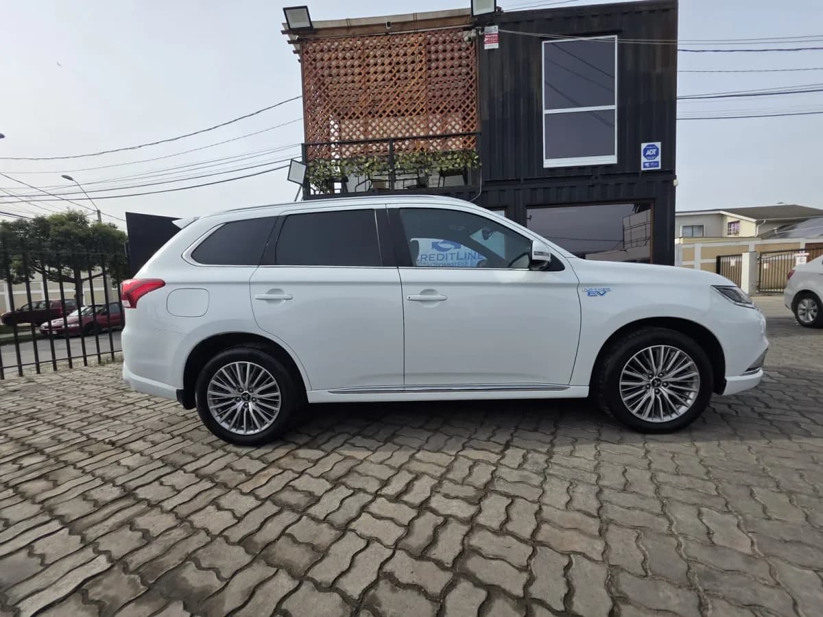 MITSUBISHI OUTLANDER 2.4 GLX HIBRIDO 4X4 AT 5P 2021 - Imagen 10