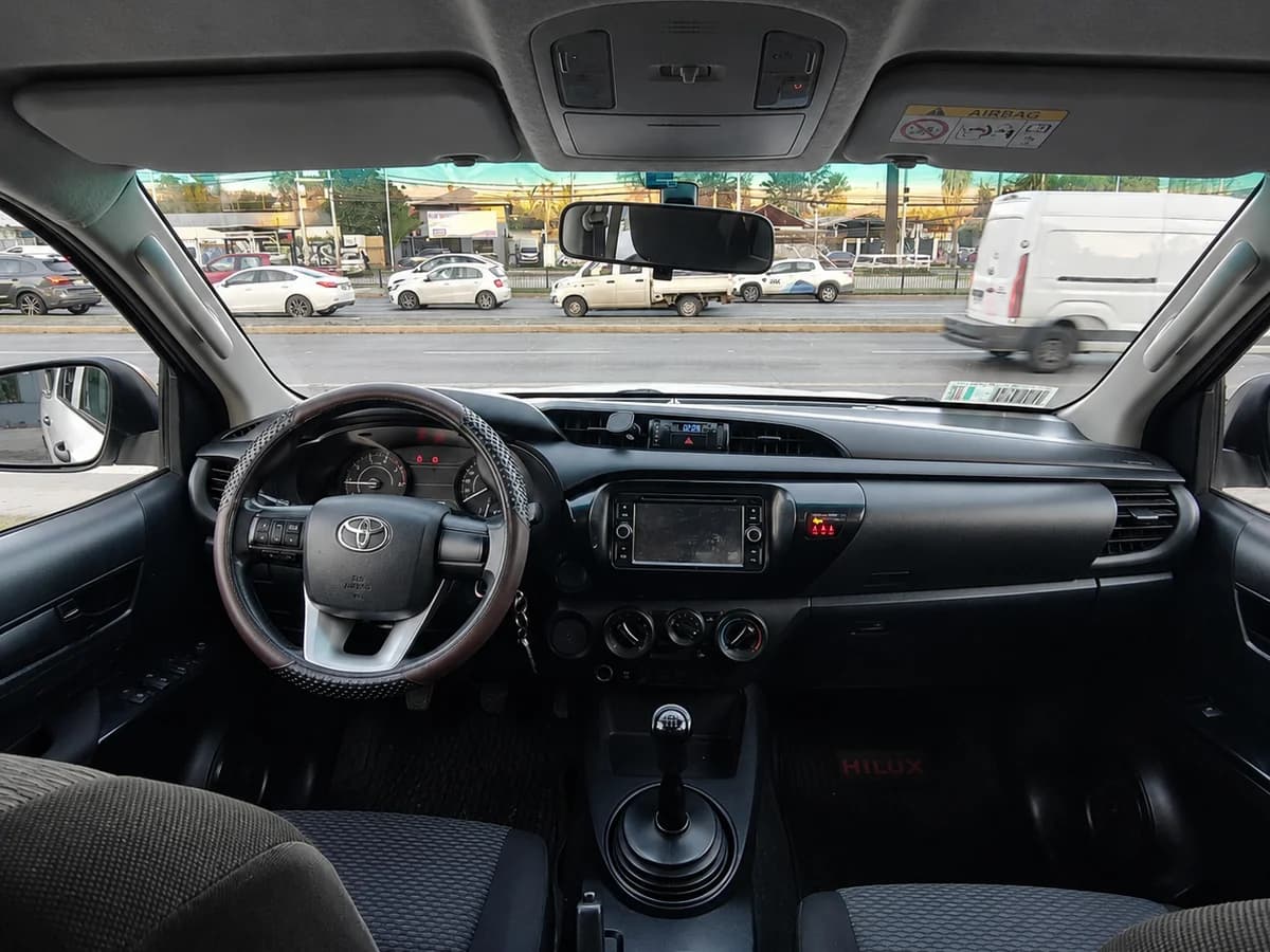 TOYOTA HILUX DX 2.4 2017 - Imagen 9