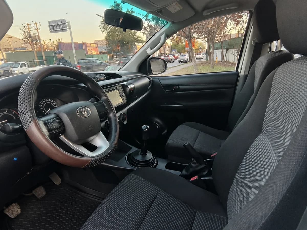 TOYOTA HILUX DX 2.4 2017 - Imagen 10