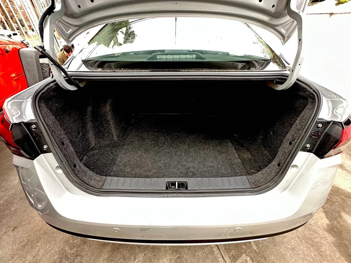 NISSAN VERSA 1.6 MT 2023 - Imagen 7